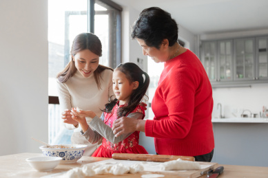 祖孙三代在厨房里正在包饺子
