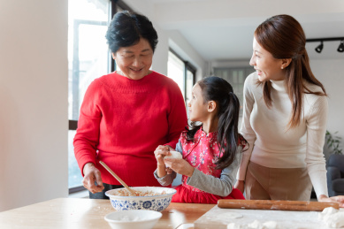 祖孙三代在厨房里正在包饺子