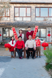 祖孙三代一家人在院子里面看着镜头拍摄合影