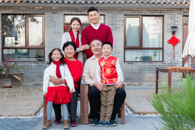 祖孙三代一家人在院子里面看着镜头拍摄合影