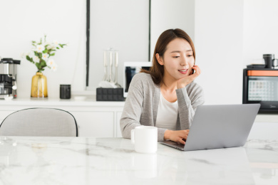 年轻女性在家使用笔记本电脑