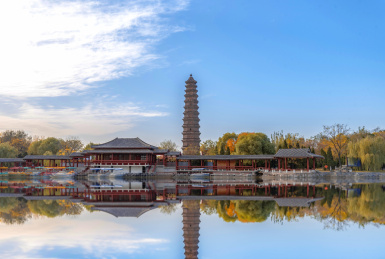 中国河南开封铁塔公园里湖面铁塔倒影