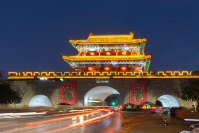 中国河南开封古城大梁门夜景