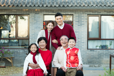 一家三代中国家庭过新年