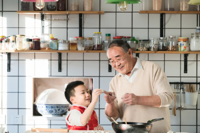 祖孙三代正在包饺子