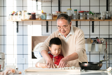 祖孙三代正在包饺子