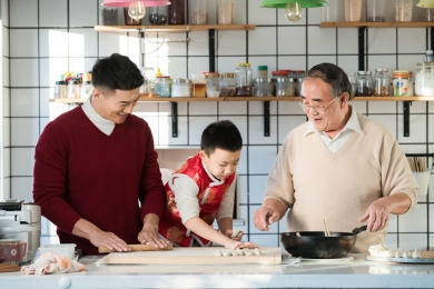 祖孙三代正在包饺子