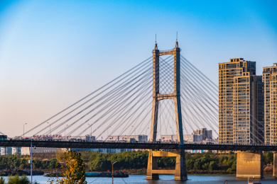 晴天下的中国安徽省蚌埠市解放路淮河公路大桥风光