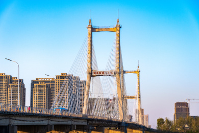 晴天下的中国安徽省蚌埠市解放路淮河公路大桥风光