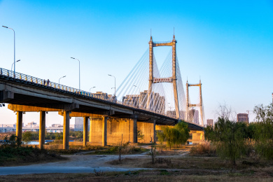 晴天下的中国安徽省蚌埠市解放路淮河公路大桥风光