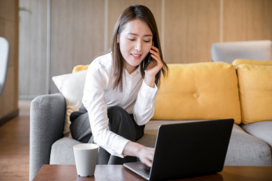 一名商务人士使用手机开电话会议