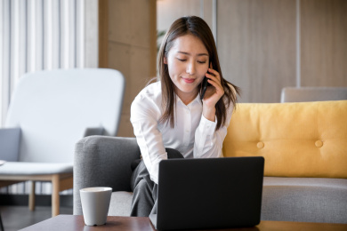 一名商务人士使用手机开电话会议