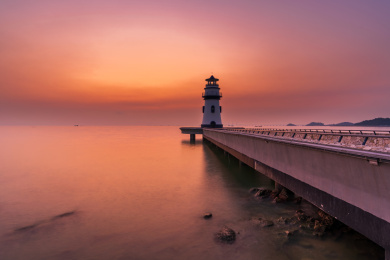 中国广东珠海海滨泳场灯塔早上晨曦风光