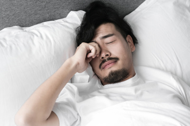 一名年轻男子在卧室里