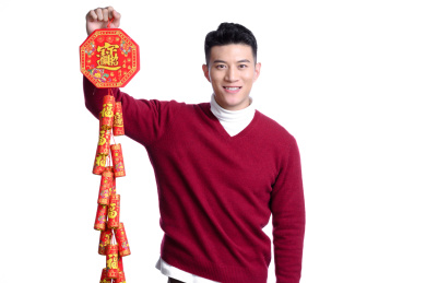 年轻亚洲男性春节主题棚拍