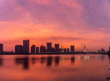 日落晚霞映照着的珠海白石桥