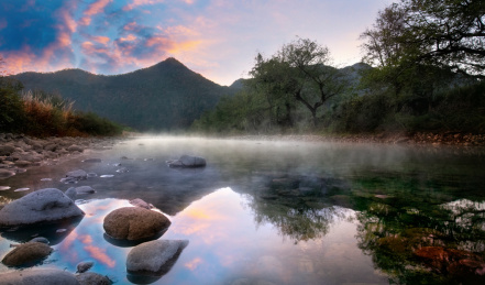 中国安徽省池州市石台县秋浦河深秋的早晨