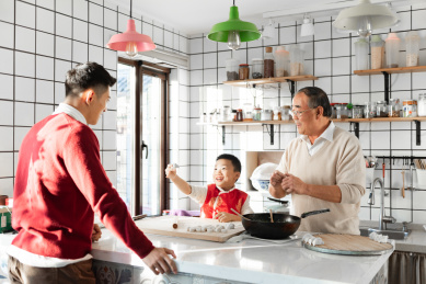 过年祖孙三代人在厨房准备教学包饺子