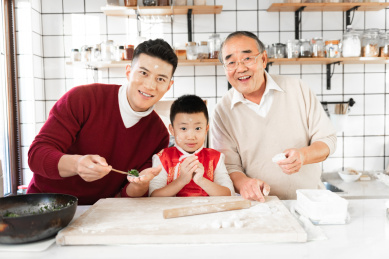 过年祖孙三代人在厨房准备教学包饺子