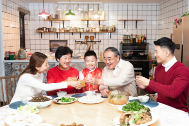 过年一家人吃团圆饭