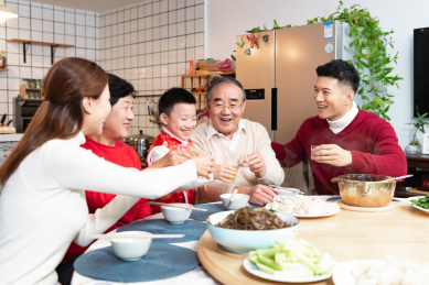 过年一家人吃团圆饭