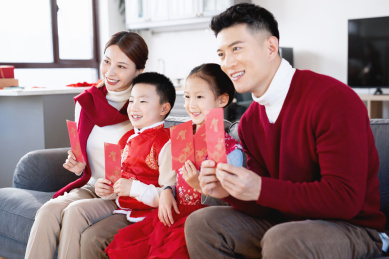 中国新年一个年轻的家庭开心的在一起