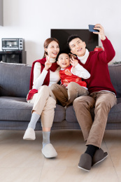 一个年轻家庭在用电话视频拜年