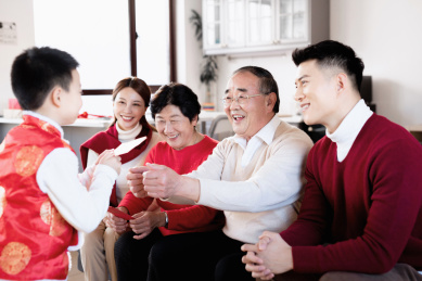 中国老人在个小朋友新年礼物