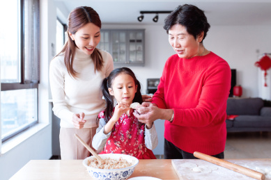 祖孙三代在一起开心的包饺子
