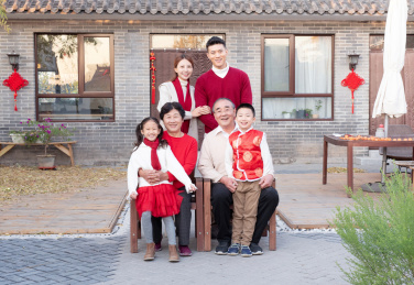 祖孙三代人在一起开心的新年合影