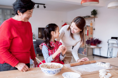 祖孙三代在一起开心的包饺子