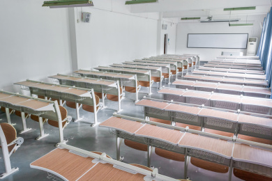 学校教室黑板讲台一排排的课桌