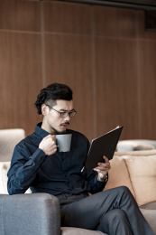 一个年轻的商务男士在办公