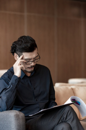 一个年轻的商务男士在办公