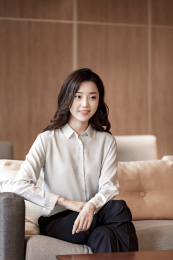 一个年轻的商务女士在办公