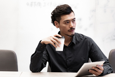 一个年轻的商务男士在办公