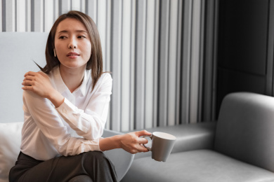 一个年轻的商务女士在办公