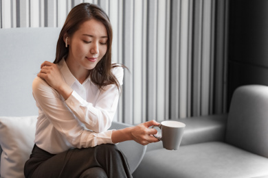 一个年轻的商务女士在办公