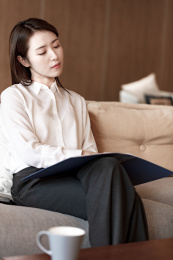 一个年轻的商务女士在办公