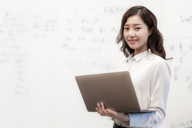 一个年轻的商务女士在办公