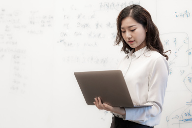 一个年轻的商务女士在办公