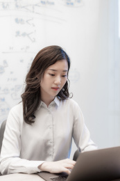 一个年轻的商务女士在办公