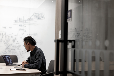 一个年轻的商务男士在办公