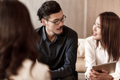 年轻的商务人士在开会沟通