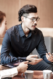 年轻的商务人士在开会沟通