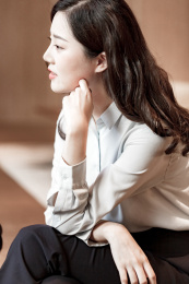 一个年轻的商务女士在办公