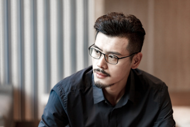 一个年轻的商务男士在办公