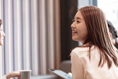 年轻的商务人士在开会沟通