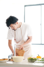 居家男人独自在厨房做沙拉