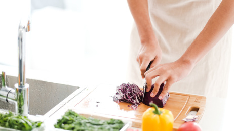 居家男人独自在厨房做沙拉